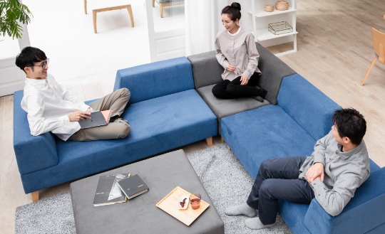 各ショールームには人気ソファが15種類以上展示。