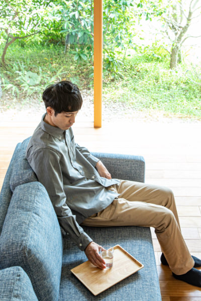 座面は高密度ウレタンとSバネによって硬めなソファFOLKEフォルケ