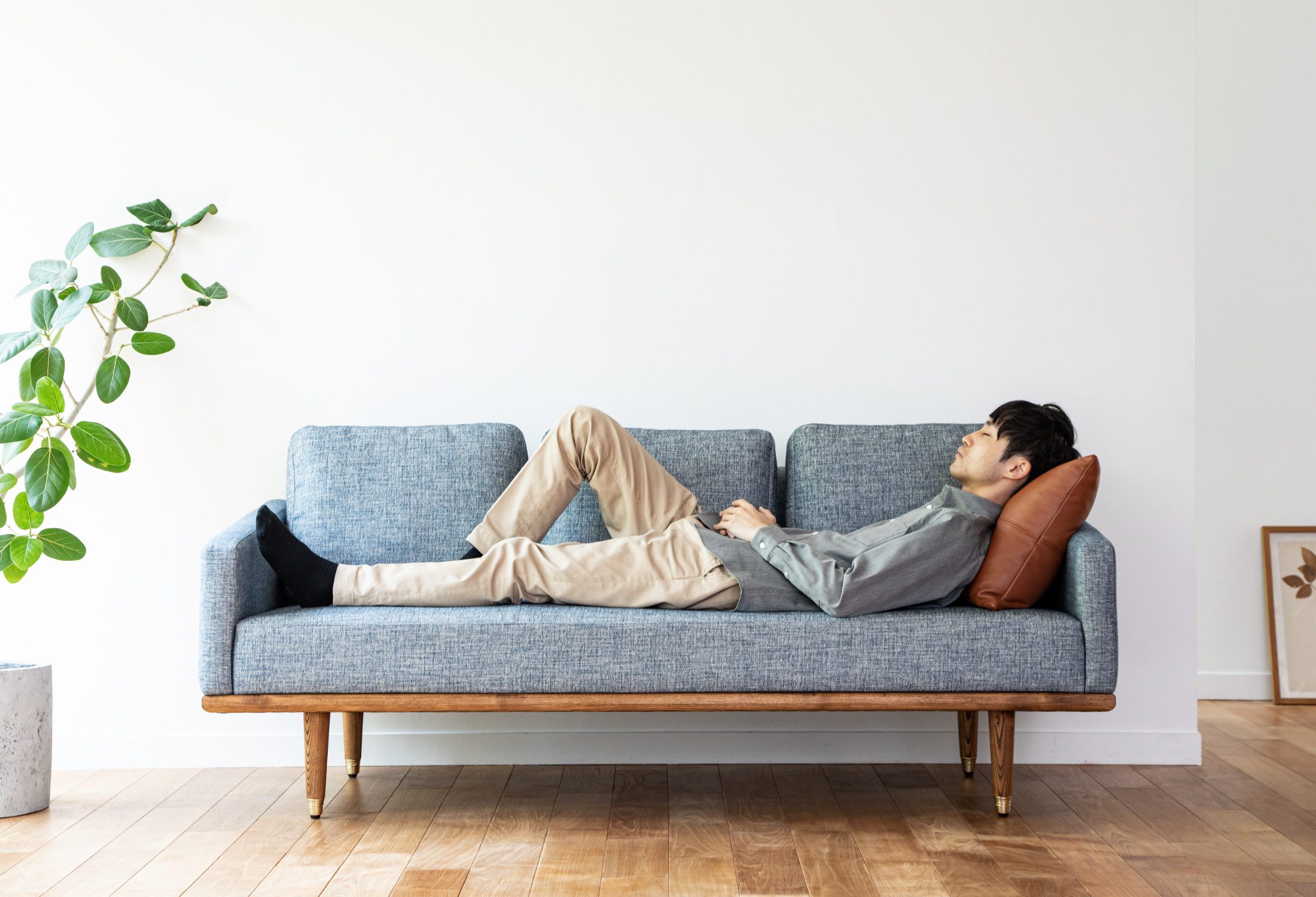 身長175cmでも、ゆったり寝転べるソファFOLKEフォルケ