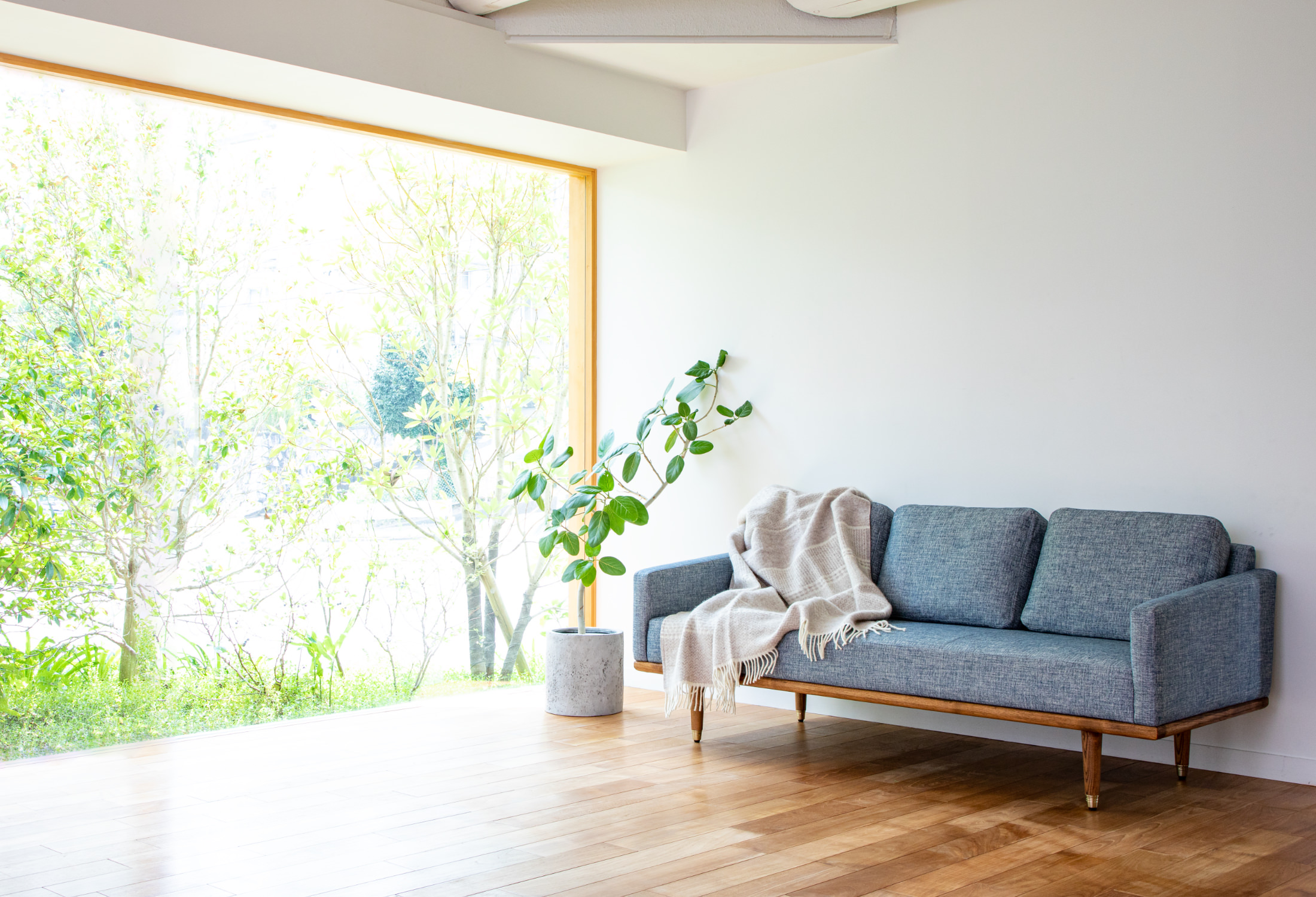 ボリュームのあるクッションとデザインされた脚のバランスが美しいFOLKE