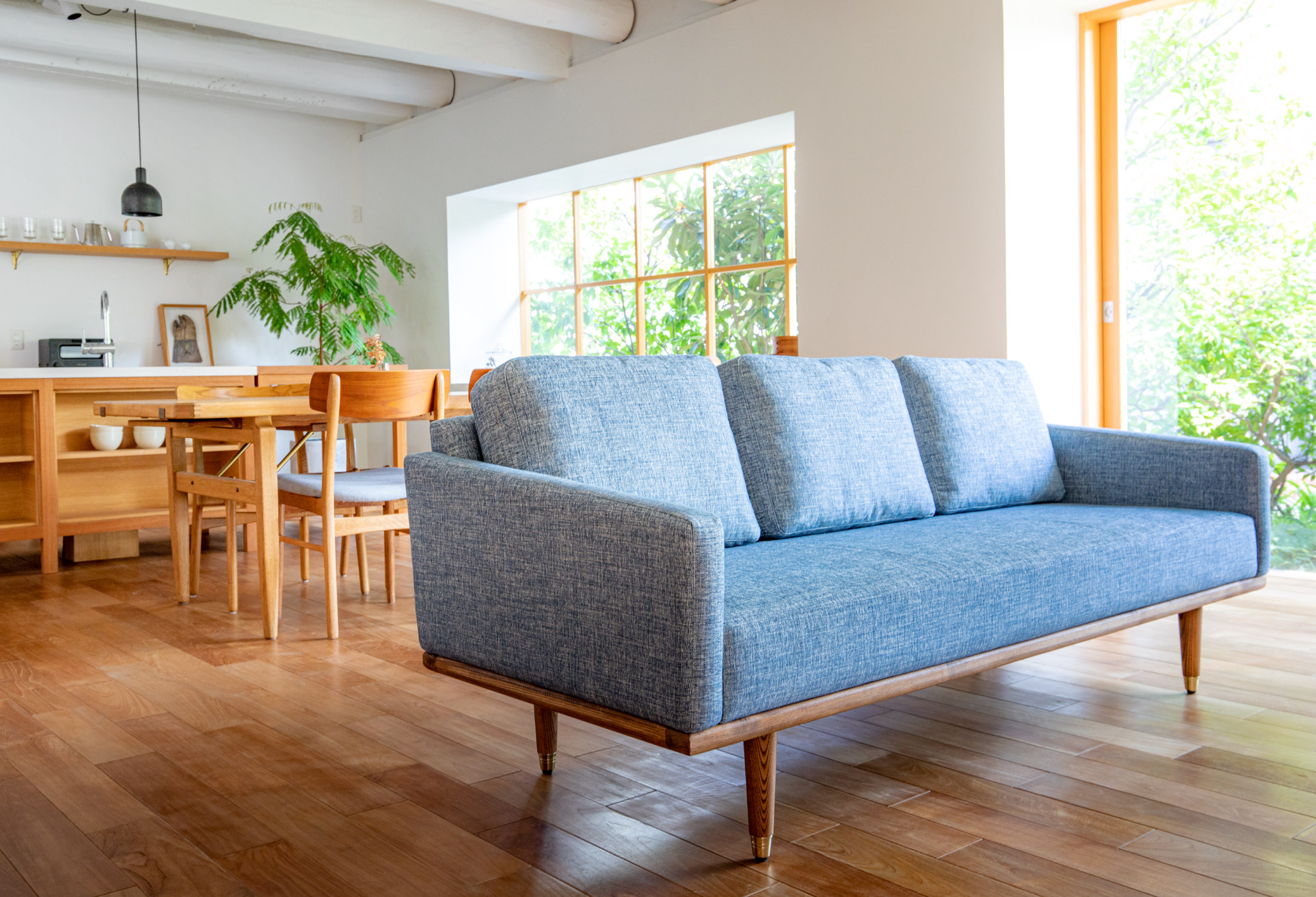 合わせる家具と馴染みやすいアッシュ無垢材