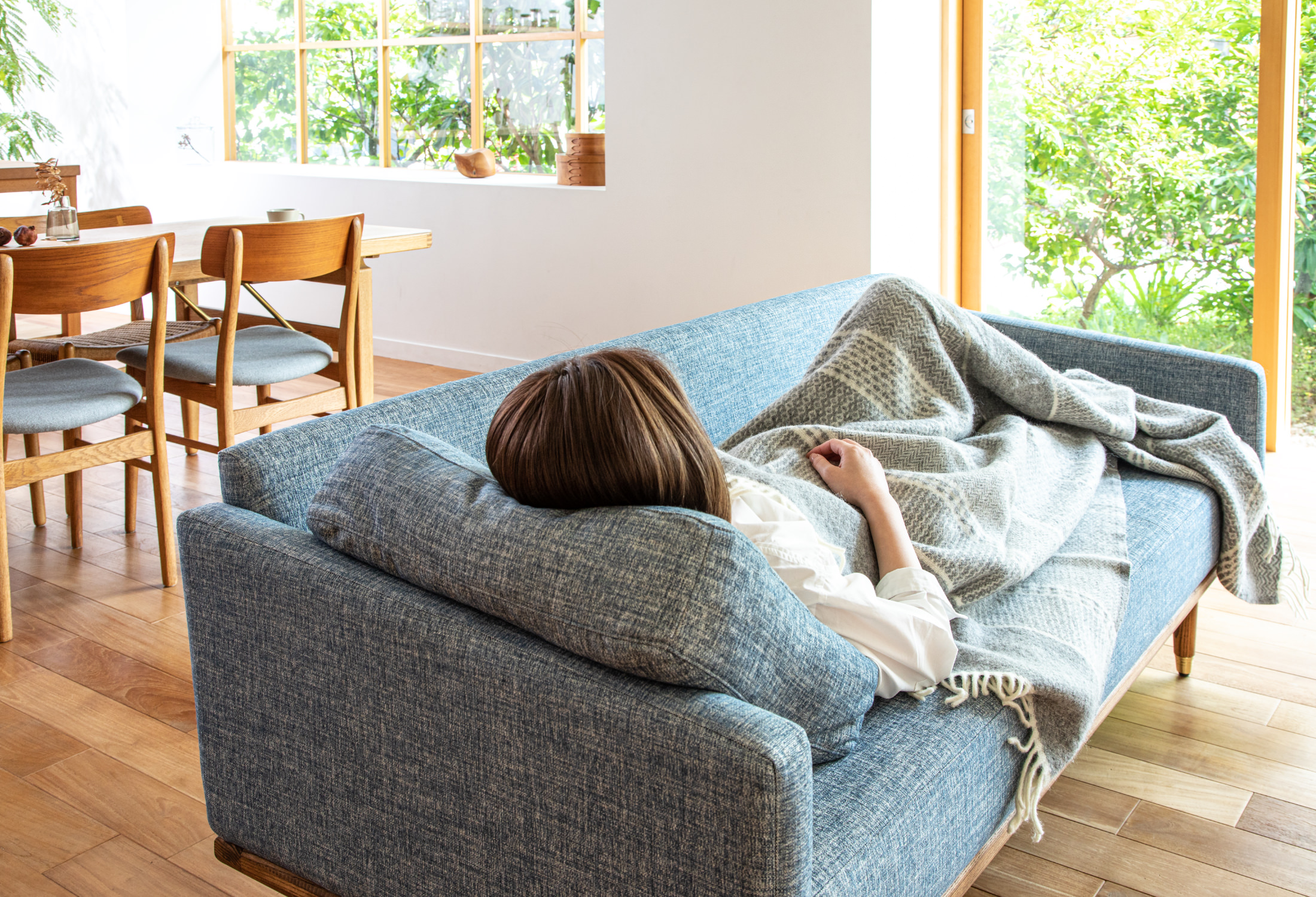 背クッションを枕にしてお昼寝できるソファFOLKEフォルケ