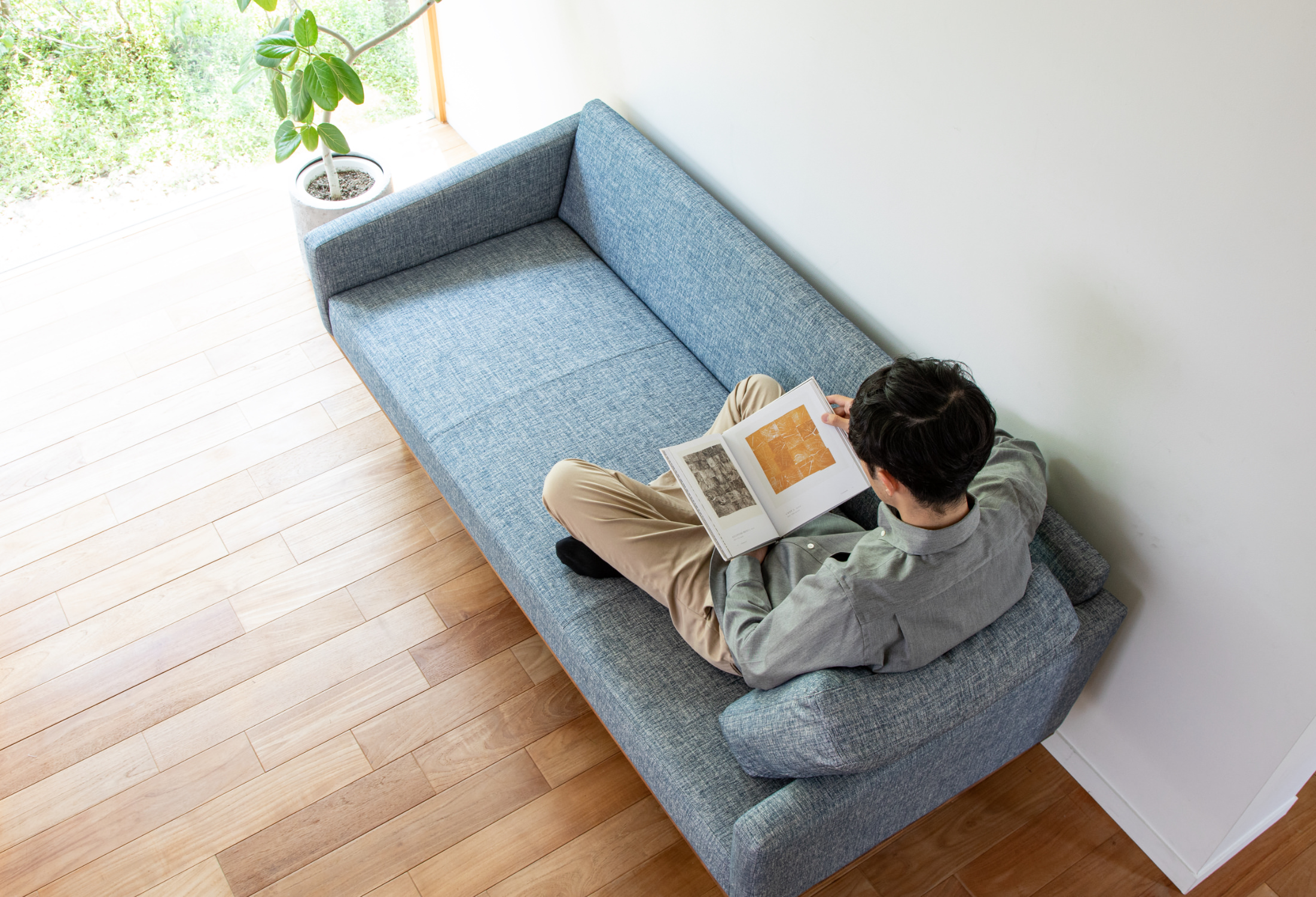 座面がフラットなため、自由な姿勢で広々と寛げます