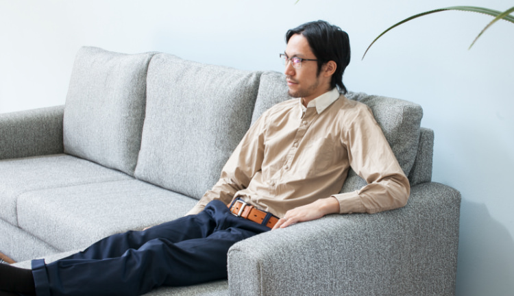 高さのある背クッションで深く寛ぐ。