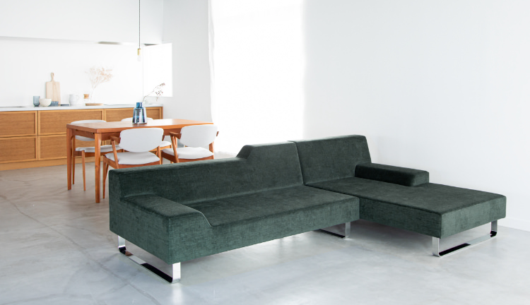 お部屋をすっきりと開放的に魅せるローソファ。